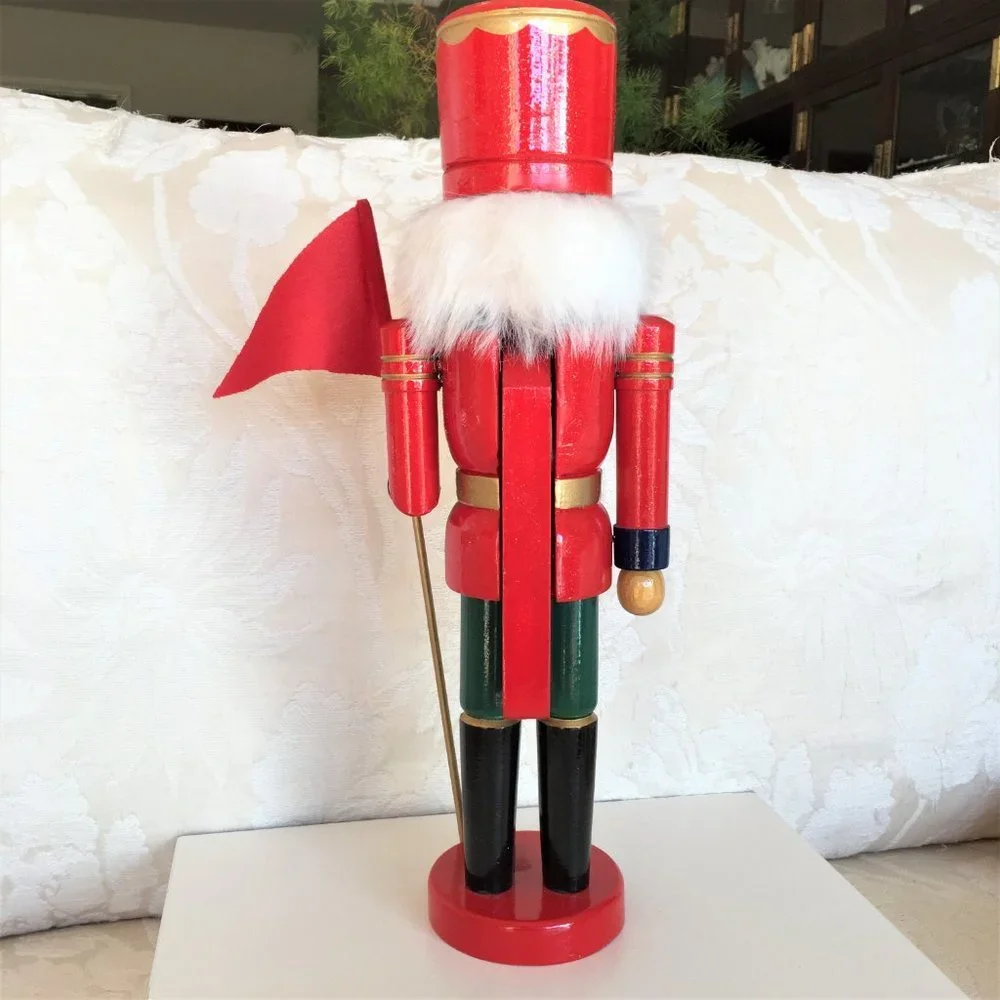 WOOD HOLIDAY NUTCRACKER